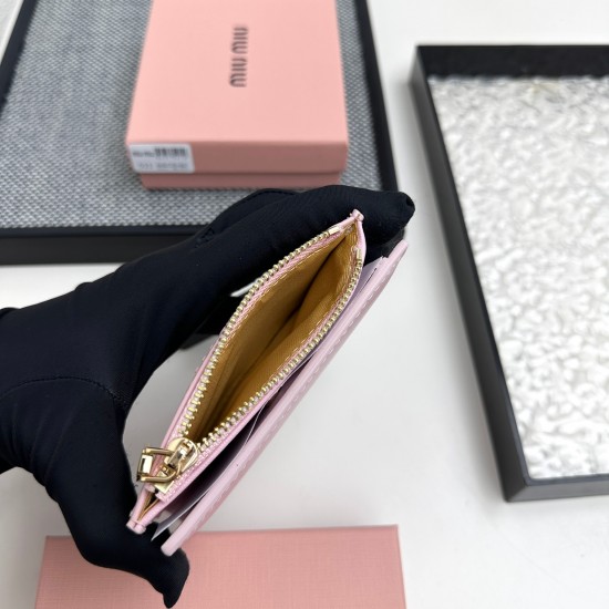 160 No. 511 brand miu miu color black pink blue red brown size 10852 description miumiu counter the latest models hot debut using the first layer of lambskin exquisite workmanship baking process comparable to the counter multi-functional wallet inside the