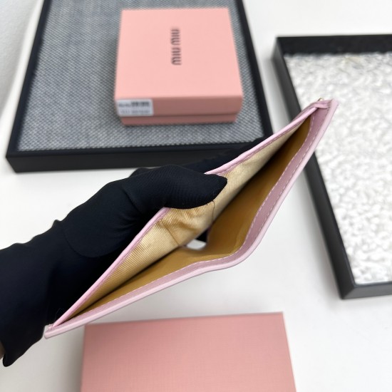 160 No. 511 brand miu miu color black pink blue red brown size 10852 description miumiu counter the latest models hot debut using the first layer of lambskin exquisite workmanship baking process comparable to the counter multi-functional wallet inside the