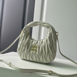 320 M home 5BC125MiuMiu new MiuWander handbags imported lambskin classic brand iconic Matelasse texture embroidery vintage frosted hardware using the round lone curve to retain the proper sense of playfulness the bag type overall stiff and shaped full of 