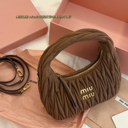 320 suede with box size2211cmmiumiu wander too fall and winter is too good ah miu suede charm is really too much take take take love can be hand-carried can also be crossbody suede suitability is another level higher feel is also soft hurry up to take mor