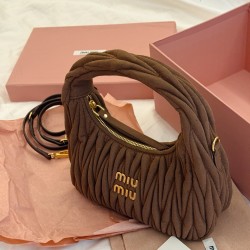 320 suede with box size2211cmmiumiu wander too fall and winter is too good ah miu suede charm is really too much take take take love can be hand-carried can also be crossbody suede suitability is another level higher feel is also soft hurry up to take mor