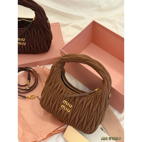 320 suede with box size2211cmmiumiu wander too fall and winter is too good ah miu suede charm is really too much take take take love can be hand-carried can also be crossbody suede suitability is another level higher feel is also soft hurry up to take mor