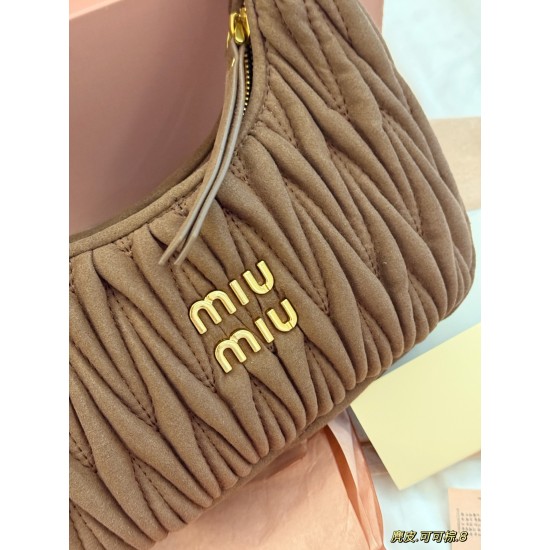 320 suede with box size2211cmmiumiu wander too fall and winter is too good ah miu suede charm is really too much take take take love can be hand-carried can also be crossbody suede suitability is another level higher feel is also soft hurry up to take mor