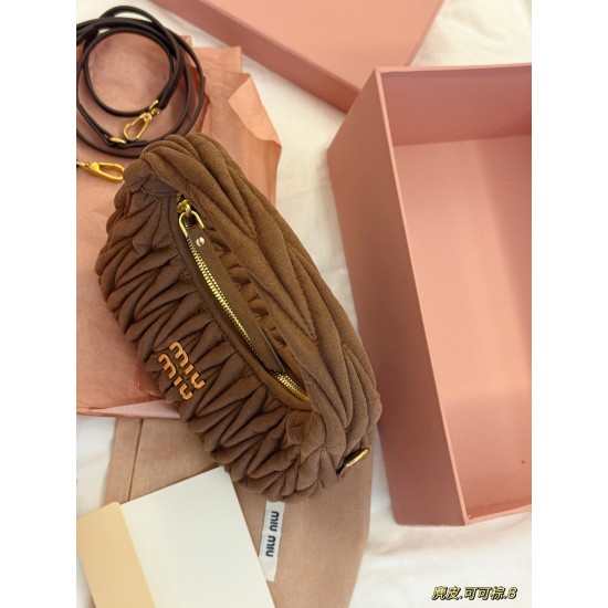 320 suede with box size2211cmmiumiu wander too fall and winter is too good ah miu suede charm is really too much take take take love can be hand-carried can also be crossbody suede suitability is another level higher feel is also soft hurry up to take mor