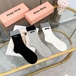 99 with packaging a box of three pairs of miumiu miu high quality super pop models net red socks miu family official website synchronization ornaments letters mid-calf socks ins star net red recommended hot to the extreme cotton material thin soft breatha