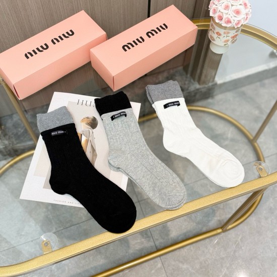 99 with packaging a box of three pairs of miumiu miu high quality super pop models net red socks miu family official website synchronization ornaments letters mid-calf socks ins star net red recommended hot to the extreme cotton material thin soft breatha
