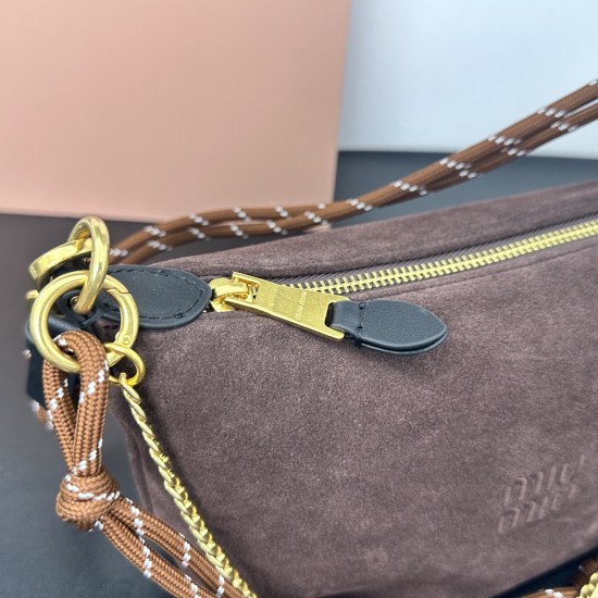 280 M frosted leather lunch box fall and winter flash limited series to come with retro do old small gold really temperament girls diversified expression of warm tweed feel is also too suitable for fall and winter bla size 1418510 paragraph No. 305