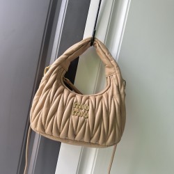 320 M home 5BC125MiuMiu new MiuWander handbags imported lambskin classic brand iconic Matelasse texture embroidery vintage frosted hardware using the round lone curve to retain the proper sense of playfulness the bag type overall stiff and shaped full of 