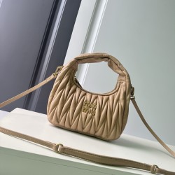 320 M home 5BC125MiuMiu new MiuWander handbags imported lambskin classic brand iconic Matelasse texture embroidery vintage frosted hardware using the round lone curve to retain the proper sense of playfulness the bag type overall stiff and shaped full of 