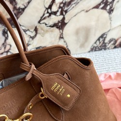 Suede 450 MiuMiu new bag fall and winter show when I thought I had to get the new models in kind to hand super like to do the old faded feeling of the leather color and texture with a metal belt buckle daily commuting is also enough wine to put down a bot