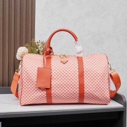 300 Prada 2025 New Printed Nylon Fabric Messenger BagThis messenger bag is made of fabric printed nylon fabric with cross grain cowhide leather in eye catching colorThe print on the bag consists of classic triangles and is very durableYou have a lot of sp