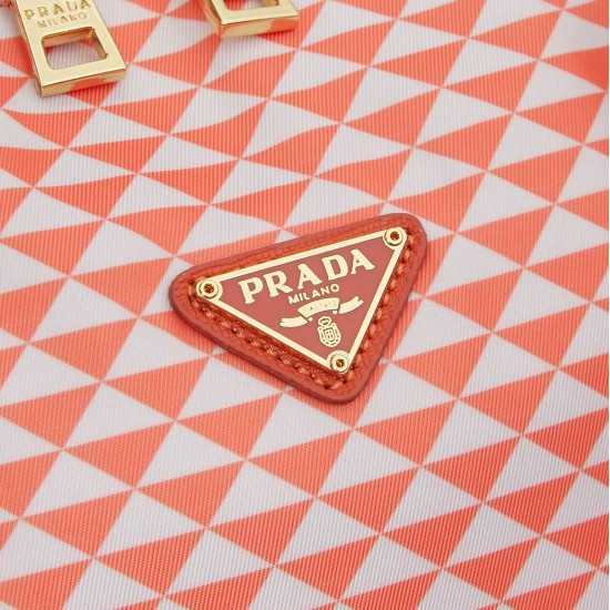 300 Prada 2025 New Printed Nylon Fabric Messenger BagThis messenger bag is made of fabric printed nylon fabric with cross grain cowhide leather in eye catching colorThe print on the bag consists of classic triangles and is very durableYou have a lot of sp