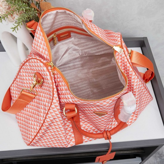 300 Prada 2025 New Printed Nylon Fabric Messenger BagThis messenger bag is made of fabric printed nylon fabric with cross grain cowhide leather in eye catching colorThe print on the bag consists of classic triangles and is very durableYou have a lot of sp