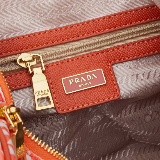 300 Prada 2025 New Printed Nylon Fabric Messenger BagThis messenger bag is made of fabric printed nylon fabric with cross grain cowhide leather in eye catching colorThe print on the bag consists of classic triangles and is very durableYou have a lot of sp