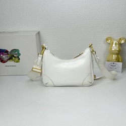 OILED LEATHER VINTAGE NEW RISE TRIPLE REPRODUCTION 2005 ICONIC STYLE SHOULDER BAG Coalescing Prada's design codes into a sophisticated and versatile silhouette creates a dialogue between past and present styles ADJUSTABLE SHOULDER STRAP METAL COMPONENTS D