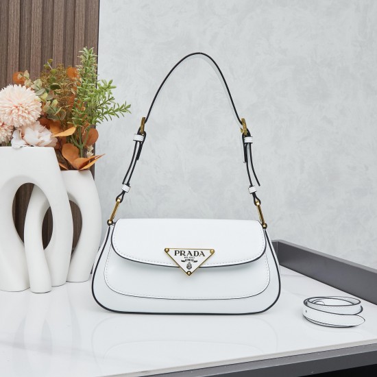 270 with box size 24x12x4 model number 817 prada armpit baguette cowhide version p2PRADA new baguette armpit bag at a glance vintage and high-level bag can be shoulder and crossbody full of high-level sense of the back on the body in seconds into temperam