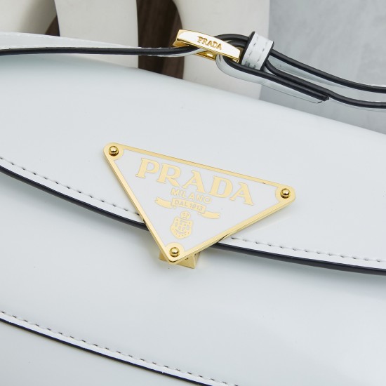 270 with box size 24x12x4 model number 817 prada armpit baguette cowhide version p2PRADA new baguette armpit bag at a glance vintage and high-level bag can be shoulder and crossbody full of high-level sense of the back on the body in seconds into temperam