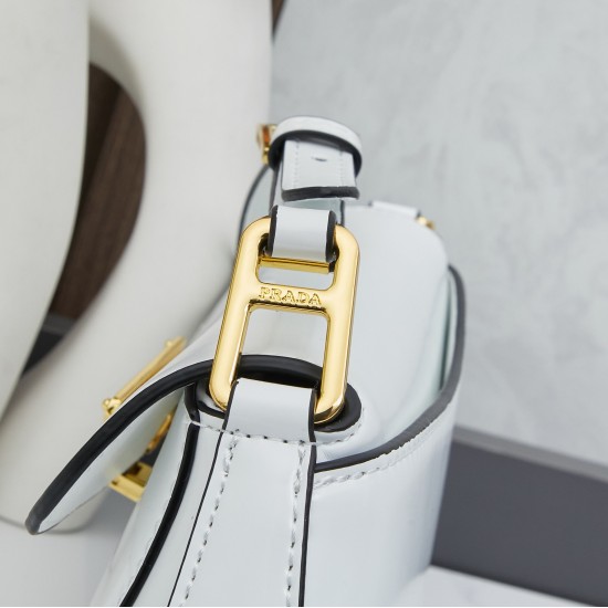 270 with box size 24x12x4 model number 817 prada armpit baguette cowhide version p2PRADA new baguette armpit bag at a glance vintage and high-level bag can be shoulder and crossbody full of high-level sense of the back on the body in seconds into temperam