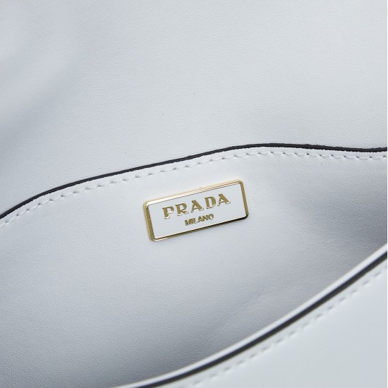 270 with box size 24x12x4 model number 817 prada armpit baguette cowhide version p2PRADA new baguette armpit bag at a glance vintage and high-level bag can be shoulder and crossbody full of high-level sense of the back on the body in seconds into temperam