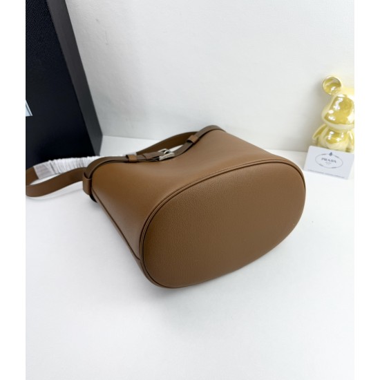 300 Prada Bucket is again the heart of the Prada Tote day slack lazy tote bag really love miserable on the upper body full of high-level sense of daily commuting must have Oh Model No. 085 Size 28X26