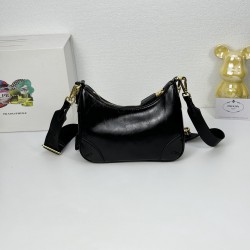 OILED LEATHER VINTAGE NEW RISE TRIPLE REPRODUCTION 2005 ICONIC STYLE SHOULDER BAG Coalescing Prada's design codes into a sophisticated and versatile silhouette creates a dialogue between past and present styles ADJUSTABLE SHOULDER STRAP METAL COMPONENTS D