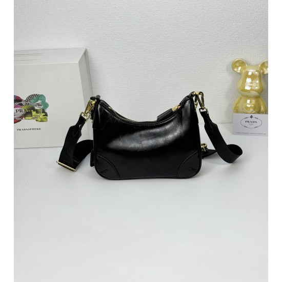 OILED LEATHER VINTAGE NEW RISE TRIPLE REPRODUCTION 2005 ICONIC STYLE SHOULDER BAG Coalescing Prada's design codes into a sophisticated and versatile silhouette creates a dialogue between past and present styles ADJUSTABLE SHOULDER STRAP METAL COMPONENTS D