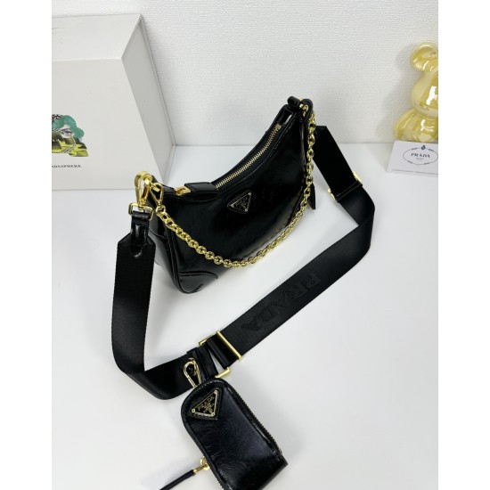 OILED LEATHER VINTAGE NEW RISE TRIPLE REPRODUCTION 2005 ICONIC STYLE SHOULDER BAG Coalescing Prada's design codes into a sophisticated and versatile silhouette creates a dialogue between past and present styles ADJUSTABLE SHOULDER STRAP METAL COMPONENTS D