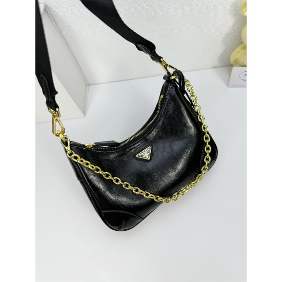 OILED LEATHER VINTAGE NEW RISE TRIPLE REPRODUCTION 2005 ICONIC STYLE SHOULDER BAG Coalescing Prada's design codes into a sophisticated and versatile silhouette creates a dialogue between past and present styles ADJUSTABLE SHOULDER STRAP METAL COMPONENTS D