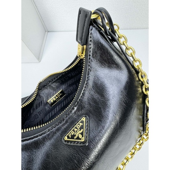 OILED LEATHER VINTAGE NEW RISE TRIPLE REPRODUCTION 2005 ICONIC STYLE SHOULDER BAG Coalescing Prada's design codes into a sophisticated and versatile silhouette creates a dialogue between past and present styles ADJUSTABLE SHOULDER STRAP METAL COMPONENTS D