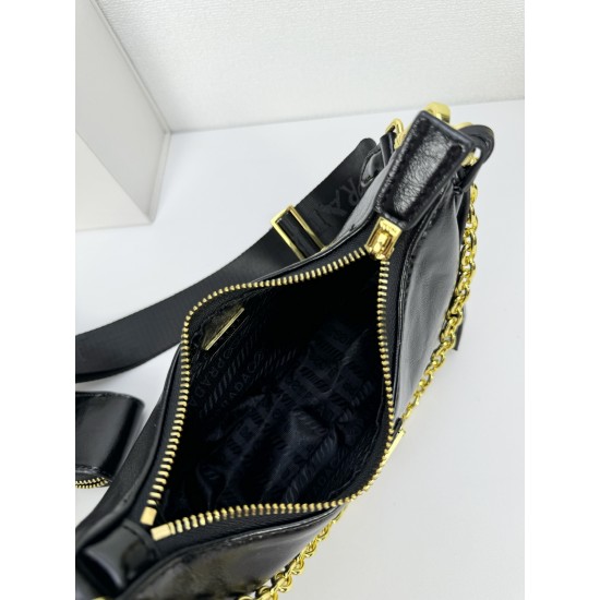 OILED LEATHER VINTAGE NEW RISE TRIPLE REPRODUCTION 2005 ICONIC STYLE SHOULDER BAG Coalescing Prada's design codes into a sophisticated and versatile silhouette creates a dialogue between past and present styles ADJUSTABLE SHOULDER STRAP METAL COMPONENTS D