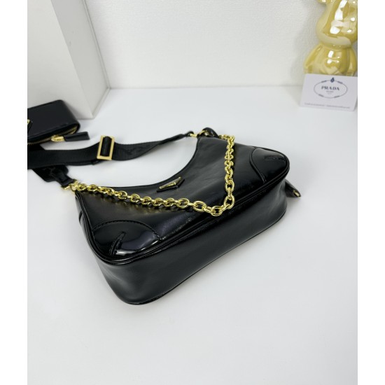 OILED LEATHER VINTAGE NEW RISE TRIPLE REPRODUCTION 2005 ICONIC STYLE SHOULDER BAG Coalescing Prada's design codes into a sophisticated and versatile silhouette creates a dialogue between past and present styles ADJUSTABLE SHOULDER STRAP METAL COMPONENTS D