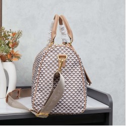 300 Prada 2025 New Printed Nylon Fabric Messenger BagThis messenger bag is made of fabric printed nylon fabric with cross grain cowhide leather in eye catching colorThe print on the bag consists of classic triangles and is very durableYou have a lot of sp