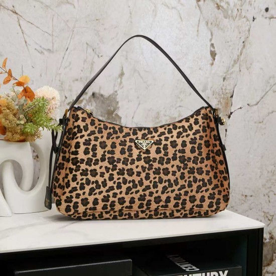 340 with box Prada leopard series each carry out is absolutely beautiful ah sisters Prada leopard series each carry out is absolutely beautiful ah sisters ultra-lightweight capacity new moon bag and softlux two models are equipped with a long crossbody st