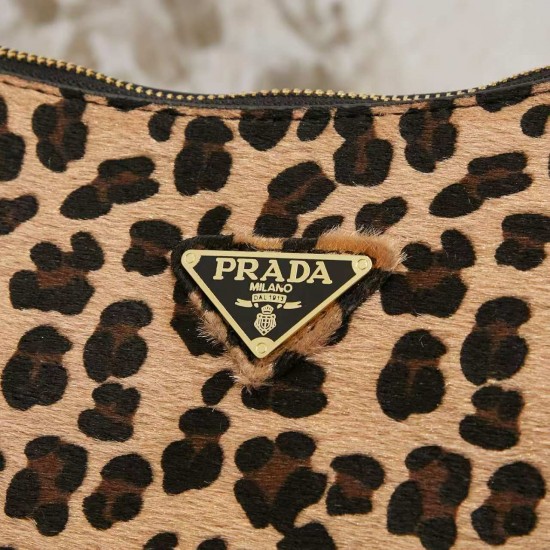340 with box Prada leopard series each carry out is absolutely beautiful ah sisters Prada leopard series each carry out is absolutely beautiful ah sisters ultra-lightweight capacity new moon bag and softlux two models are equipped with a long crossbody st