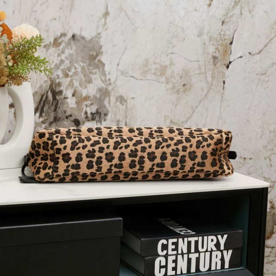 340 with box Prada leopard series each carry out is absolutely beautiful ah sisters Prada leopard series each carry out is absolutely beautiful ah sisters ultra-lightweight capacity new moon bag and softlux two models are equipped with a long crossbody st