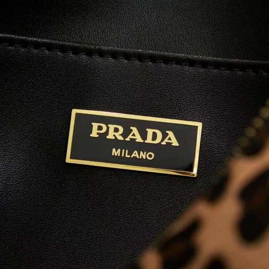 340 with box Prada leopard series each carry out is absolutely beautiful ah sisters Prada leopard series each carry out is absolutely beautiful ah sisters ultra-lightweight capacity new moon bag and softlux two models are equipped with a long crossbody st