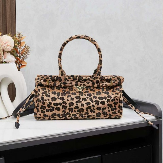 350 Prada Holidays This year's Holidays collection is really beautiful and explosive bag type new leopard horse hair material is a wild release of lamb's wool and black velvet classic models is also the end of the holiday season holiday must-have items pr