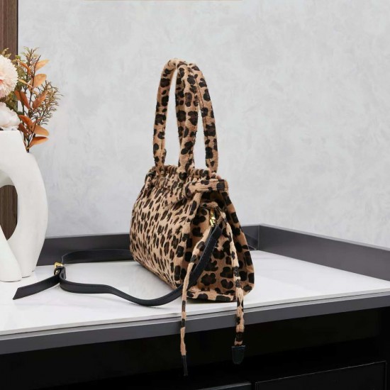 350 Prada Holidays This year's Holidays collection is really beautiful and explosive bag type new leopard horse hair material is a wild release of lamb's wool and black velvet classic models is also the end of the holiday season holiday must-have items pr