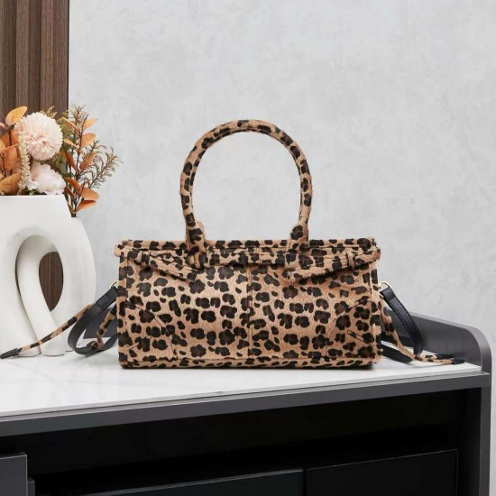 350 Prada Holidays This year's Holidays collection is really beautiful and explosive bag type new leopard horse hair material is a wild release of lamb's wool and black velvet classic models is also the end of the holiday season holiday must-have items pr
