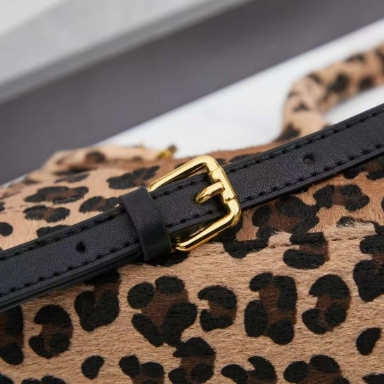 350 Prada Holidays This year's Holidays collection is really beautiful and explosive bag type new leopard horse hair material is a wild release of lamb's wool and black velvet classic models is also the end of the holiday season holiday must-have items pr