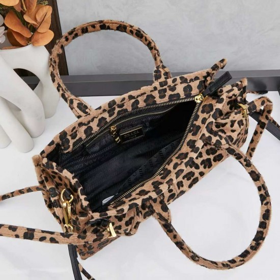 350 Prada Holidays This year's Holidays collection is really beautiful and explosive bag type new leopard horse hair material is a wild release of lamb's wool and black velvet classic models is also the end of the holiday season holiday must-have items pr
