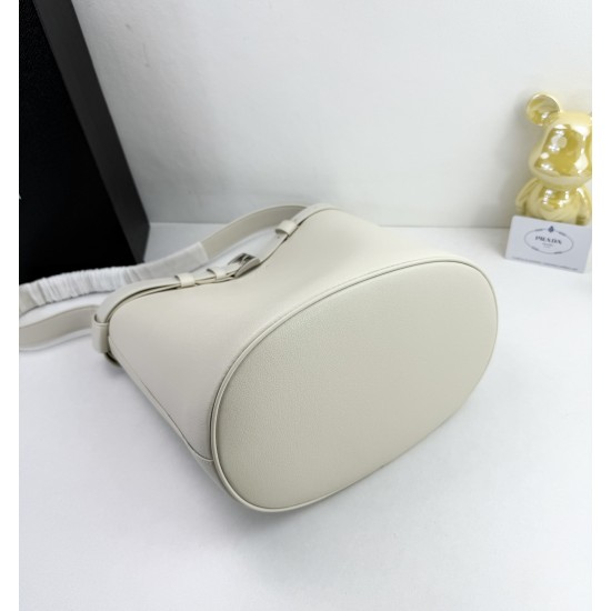 300 Prada Bucket is again the heart of the Prada Tote day slack lazy tote bag really love miserable on the upper body full of high-level sense of daily commuting must have Oh Model No. 085 Size 28X26