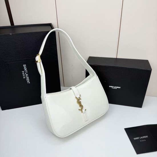 210 this YSL hobo patent leather armpit bag first let's talk about the value of this bag, let's talk about the black and gold with simple design style whether it is a daily outing or to participate in the evening party can be easily managed secondly, the 