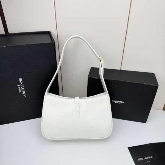 210 this YSL hobo patent leather armpit bag first let's talk about the value of this bag, let's talk about the black and gold with simple design style whether it is a daily outing or to participate in the evening party can be easily managed secondly, the 