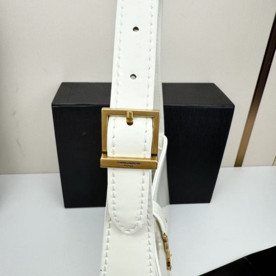 210 this YSL hobo patent leather armpit bag first let's talk about the value of this bag, let's talk about the black and gold with simple design style whether it is a daily outing or to participate in the evening party can be easily managed secondly, the 