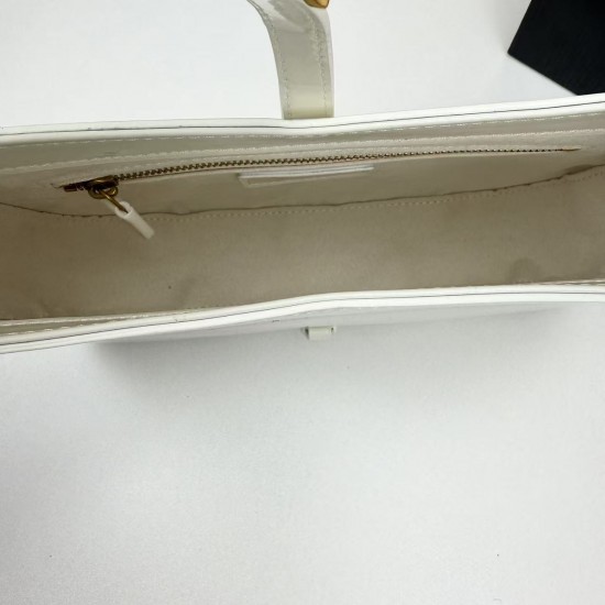 210 this YSL hobo patent leather armpit bag first let's talk about the value of this bag, let's talk about the black and gold with simple design style whether it is a daily outing or to participate in the evening party can be easily managed secondly, the 