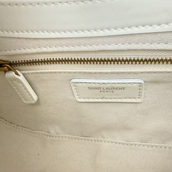 210 this YSL hobo patent leather armpit bag first let's talk about the value of this bag, let's talk about the black and gold with simple design style whether it is a daily outing or to participate in the evening party can be easily managed secondly, the 