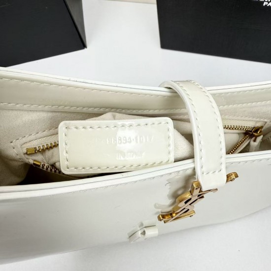 210 this YSL hobo patent leather armpit bag first let's talk about the value of this bag, let's talk about the black and gold with simple design style whether it is a daily outing or to participate in the evening party can be easily managed secondly, the 