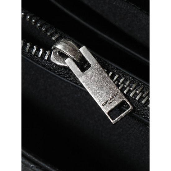 250 St. Laurent Classic Legend Fashion and romance combined with the original YSL family leather is rich in such attributes can not say how fascinating it is just have a kind of magic can attract you is many women's closet in the basic essentials can let 