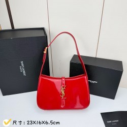 210 this YSL hobo patent leather armpit bag first let's talk about the value of this bag, let's talk about the black and gold with simple design style whether it is a daily outing or to participate in the evening party can be easily managed secondly, the 